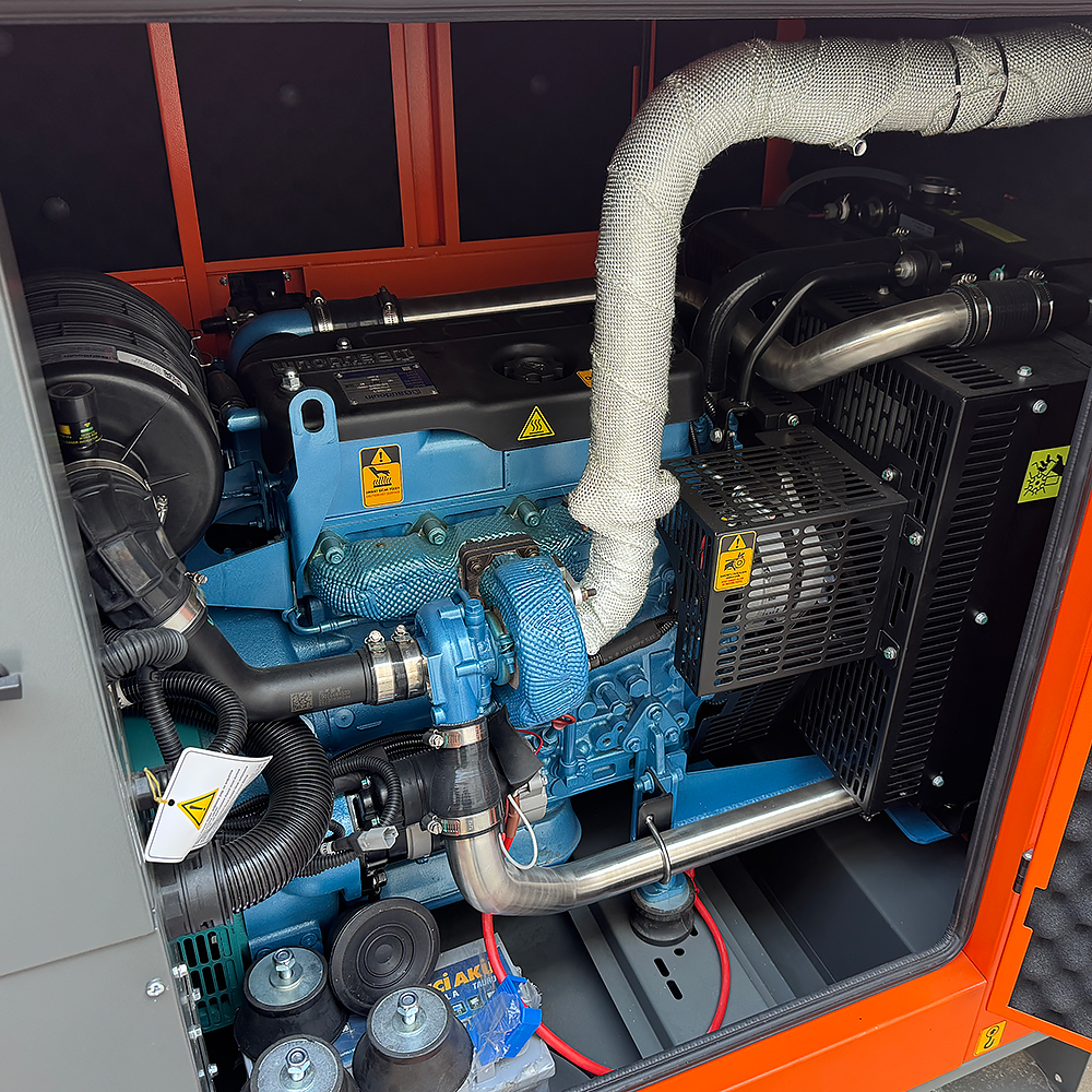 дизельний генератор OYAL OYB-85 BAUDOUIN 4M10G70-5 88KVA/70 кВт, генератор переменного тока OYL225FS, расход 75% нагрузки — 13,5 литров/час, 230/400 В, 50 Гц (AVR+ATS), 2800x1000x1500 мм, 1325 кг, 195 л